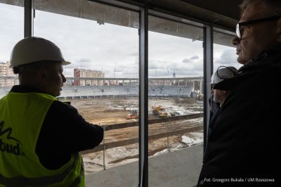 zdjęcie z uroczystego wmurowania symbolicznego kamienia węgielnego na terenie budowy Podkarpackiego Centrum Lekkiej Atletyki w Rzeszowie, fot. Grzegorz Bukała, Urząd Miasta Rzeszowa